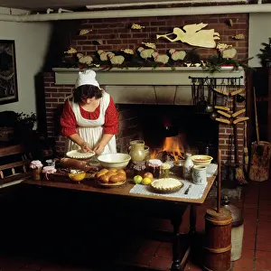 Williamsburg: WOMAN COOKING IN COLONIAL KITCHEN IN WILLIAMSBURG