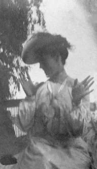 Exclaiming: Woman exclaiming