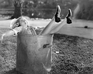 Terrify: Woman fallen in the garbage bin at the roadside
