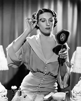 Beautify: Woman filling in eyebrows