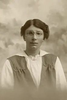 Pince: Woman with funny spectacles
