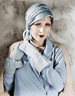 Close Ups: Woman in gloves and hat