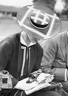 Binocular: Woman with hat and binocular