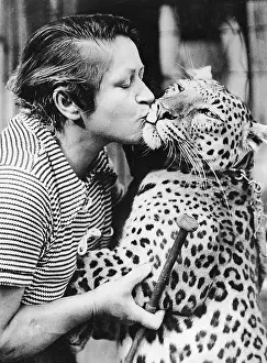 Tamers: Woman kissing a leopard