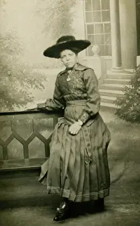 Pleated: Woman with large hat and pleated skirt