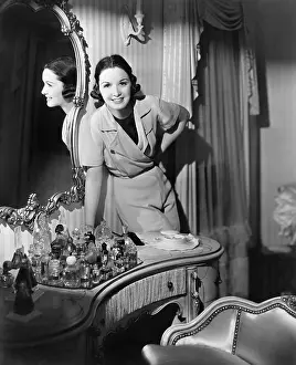 Flacon: Woman leaning on her vanity table