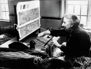 Ponting: Woman making handmade carpet