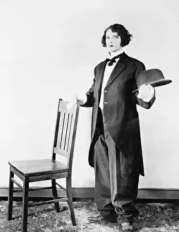 Baggy: Woman in oversized suit