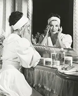 Peeling: Woman peeling off face mask