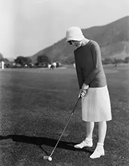 Putt: Woman playing golf