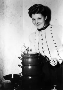 Reduced: Woman with pot tower, 1944