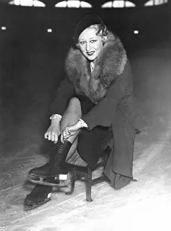 Shoelaces: Woman putting on her ice skates
