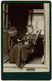 Pince: Woman reading a book