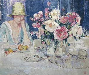 Fleurs: Woman sitting at a table with flowers