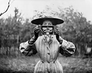 Stereo: Woman with a stereo camera