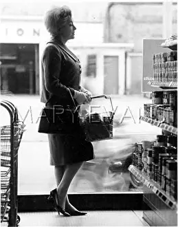 Ponders: WOMAN IN A SUPERMARKET