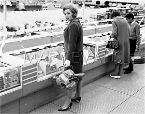 Realises: WOMAN IN A SUPERMARKET