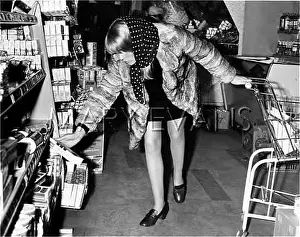 Ponders: WOMAN IN A SUPERMARKET