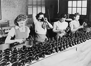 Lcgr1312: Woman war workers assembling oxygen masks at American