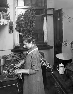 Housekeeping: Woman from a working class family, 1906