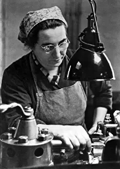 Operates: Women in the arms industry, 1943