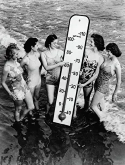 Thermometer: Women on the beach with an oversized
