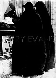 Burka: WOMEN IN BURKAS