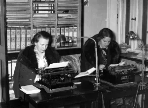Typewriters: Women with coat in the office, 1940