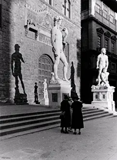 Signoria: Women conversing in piazza della