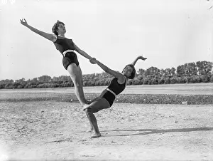 Werian: Two women doing gymnastics