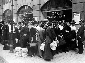 Donate: Women in fornt of a delivery point