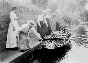 Bpeosa: Women getting onto rowing boat