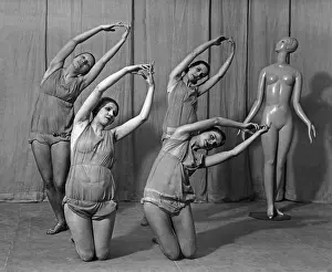 Bizzare: Women do gymnastikcs, 1930