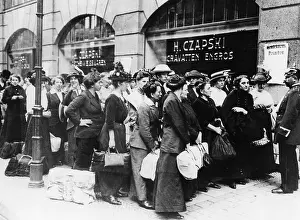 Assigned: Women lining up for emergency work in Berlin, 1914