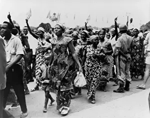Leopoldville: Women and men parade through the streets ?