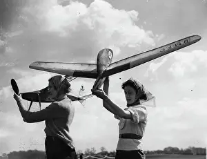 Epson: Women with model gliders and model