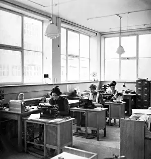 Kodak: Women during office work, 1932