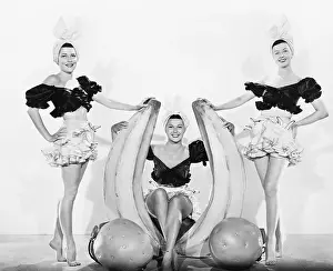 Oversize: Three women with oversized fruits