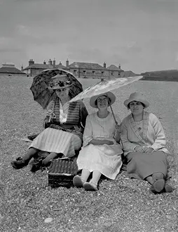 Shading: Three women with parasols