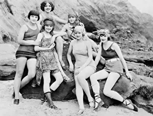 Blonds: Six women posing at the beach