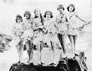 Conformity: Six women posing at the beach