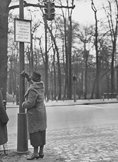 Charlottenburger: Women presses the button of a pedestrian crossing light