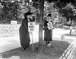 Picketing: Women - Protest - War - Pacifist