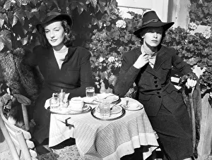 Bery: Women in a sidewalk cafe, 1938