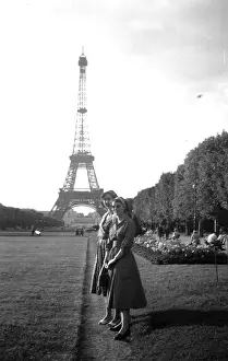 Eiffel: Women sightseeing in Paris