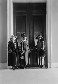 Legislatures: Women suffragists at the doors of the House ?