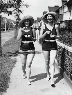 Juli: Two women in summer clothes and with