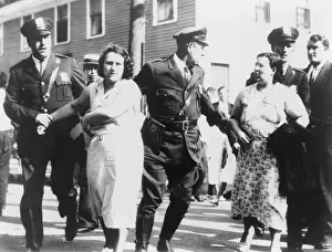 Nashua: Women textile workers arrested by policemen ?