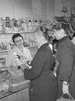 Tradional: Women watch some objects in the shop of tradional