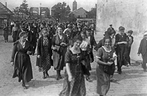 Commuting: Women on their way to work in Berlin, 1922